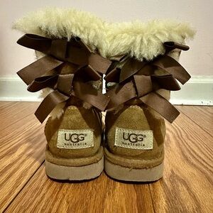 UGG Bailey Bow II Boots - Little Kid/Big Kid - Chestnut